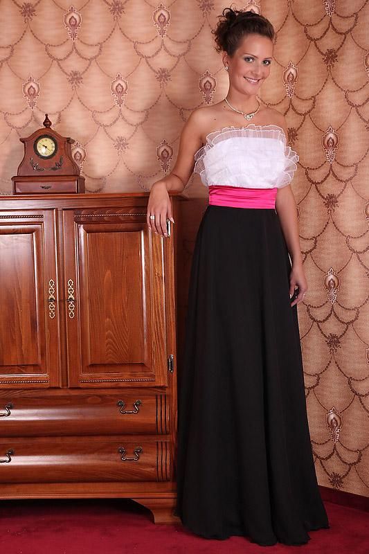 Evelyn 1110 fekete-fehér-pink ruha muszlin szoknyával és pliszírozott tüllel, levehető pánttal
